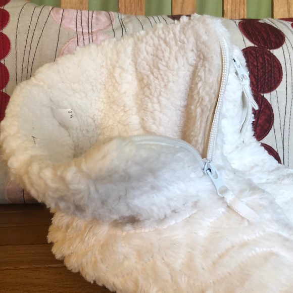 NEW Jaclyn Smith furry zip up slippers ivory size - Picture 2 of 7